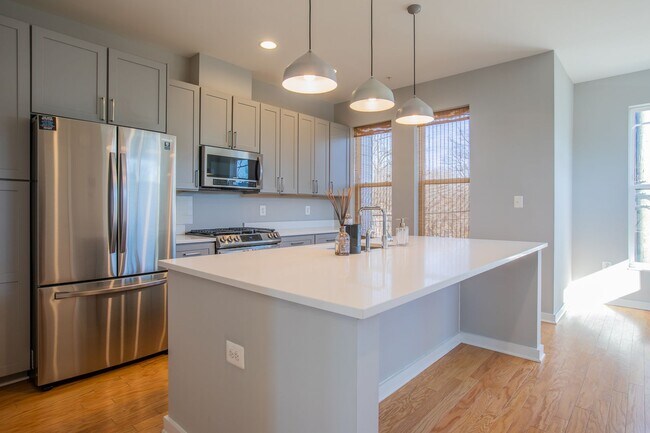 Building Photo - Gorgeous 4 BR/3.5 BA EOG Townhome in Silve...