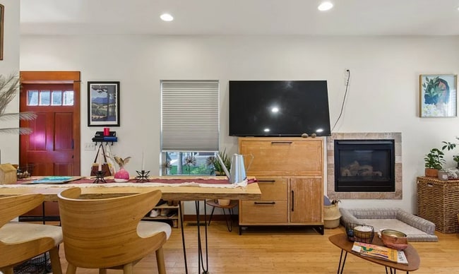 Building Photo - Bright & stylish end-unit 2 Bedroom 1.5 Ba...