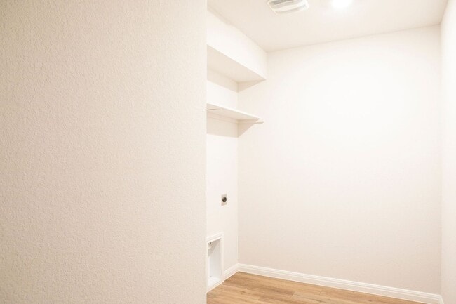 Building Photo - 3/2 Gorgeous Brick Home