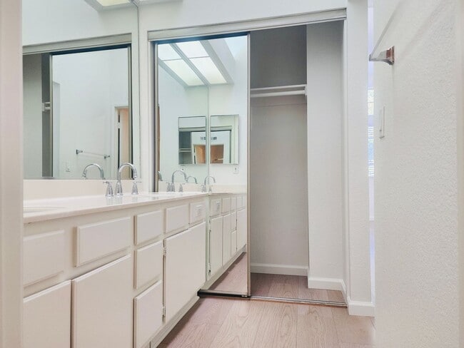 Building Photo - 2275 Hawthorne Pl