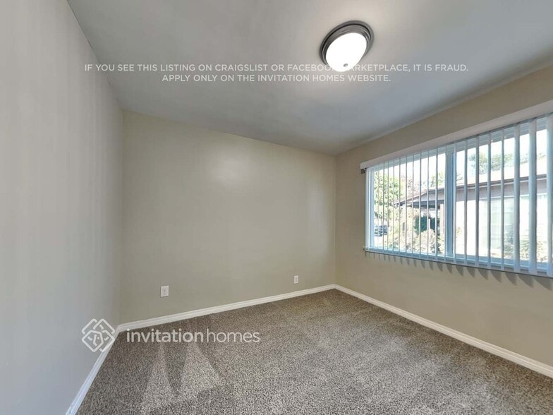 Building Photo - 726 E 99th St