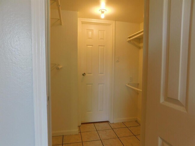 Building Photo - 11710 Southlake Dr