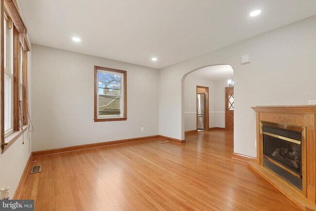 Building Photo - 7604 Queen Anne Dr