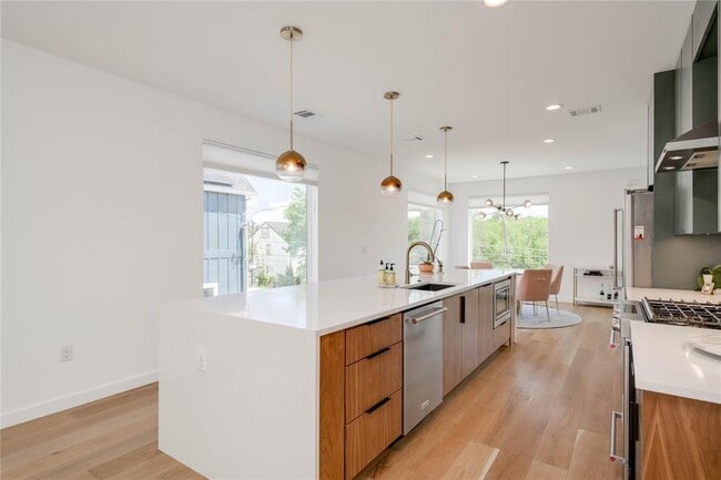 Building Photo - 1208 Luna St