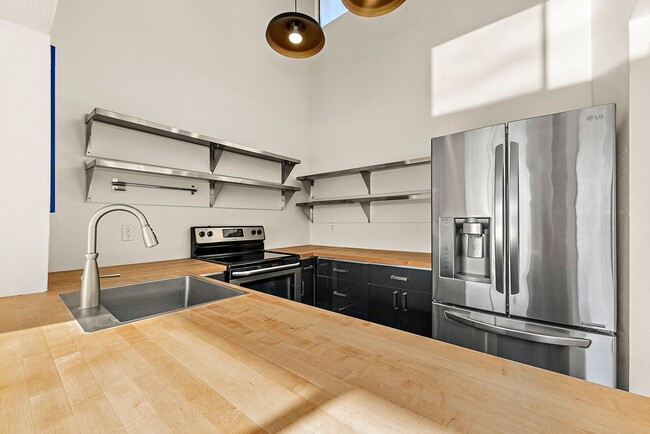 Building Photo - Top-Floor Condo with Panoramic Lake Easter Views, Vaulted Ceilings & Modern Updates!