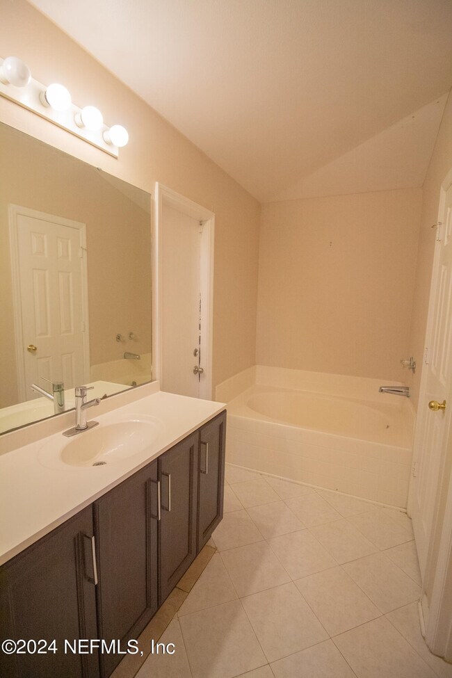 Building Photo - 2675 Lantana Lakes Dr E