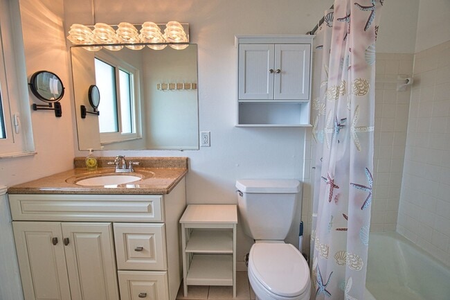 Building Photo - Annual Unfurnished 2 Bedroom 2 Bathroom Single Family Home in Venice Gardens with Water View!