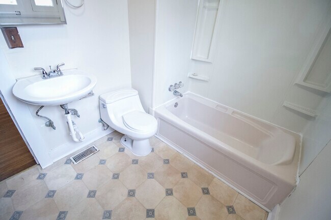 Building Photo - 2122 Airport Hwy