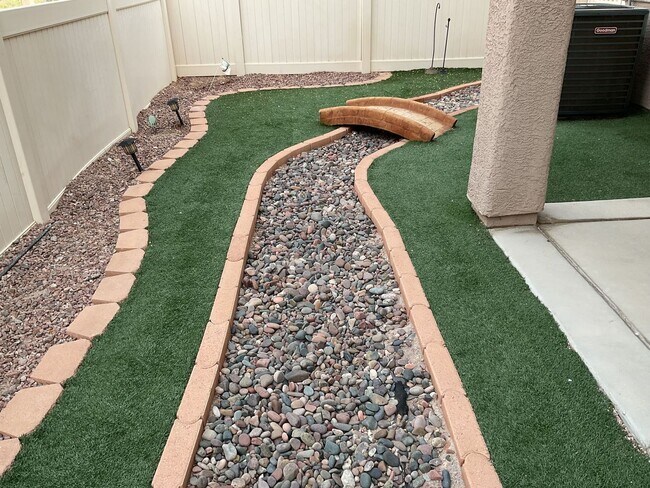 Building Photo - Beautiful 3-Bedroom Townhome in Gated Henderson Community!