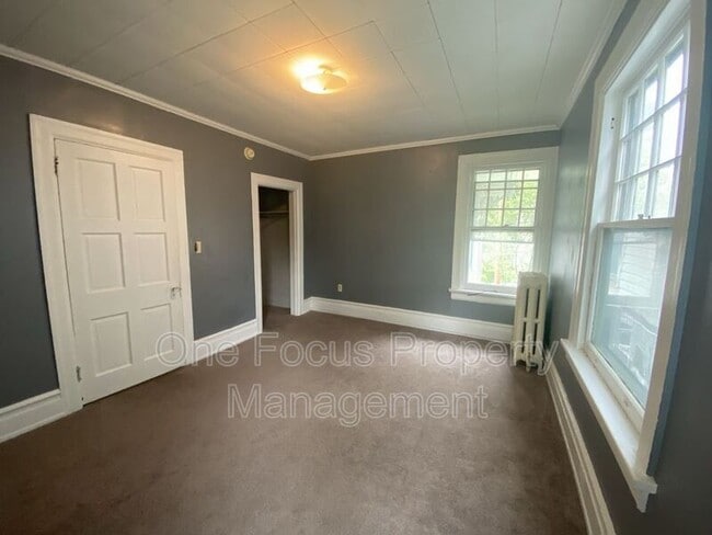 Building Photo - 425 Louisa St