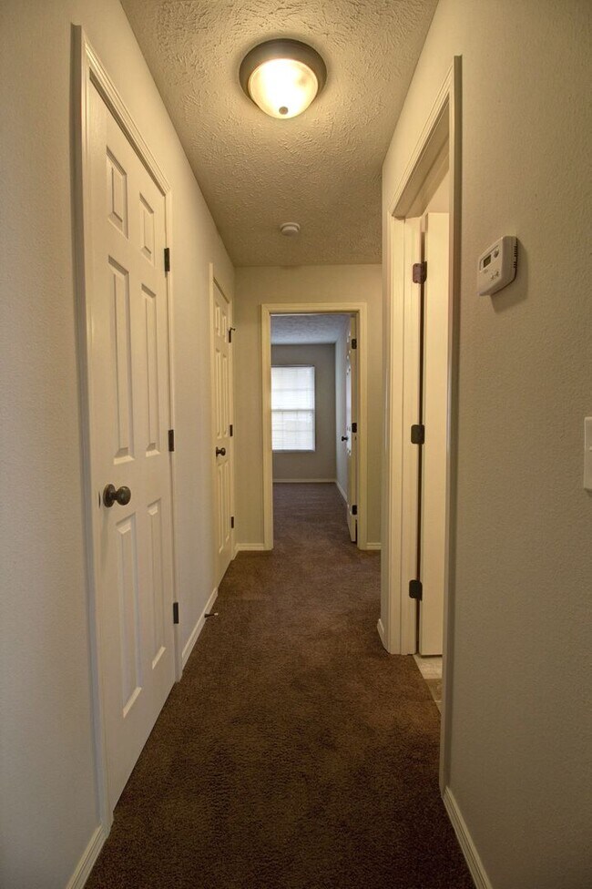 Building Photo - 1094 S Tanner Dr