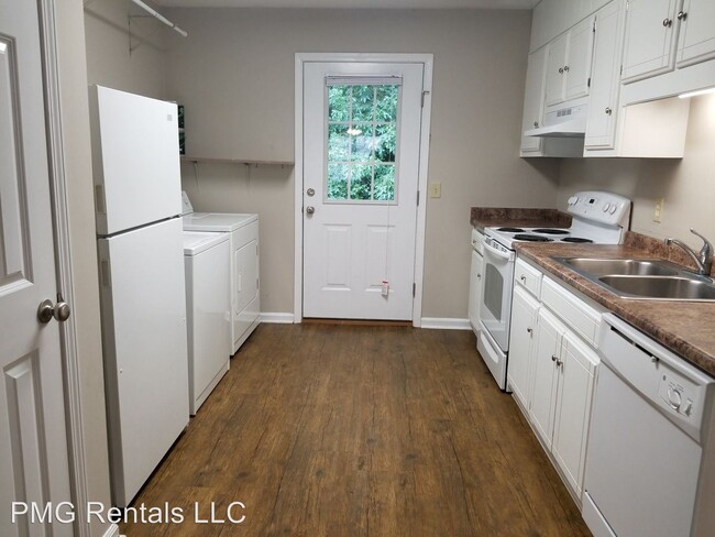 Building Photo - 2 br, 1 bath Apartment - 001 Southern Cove