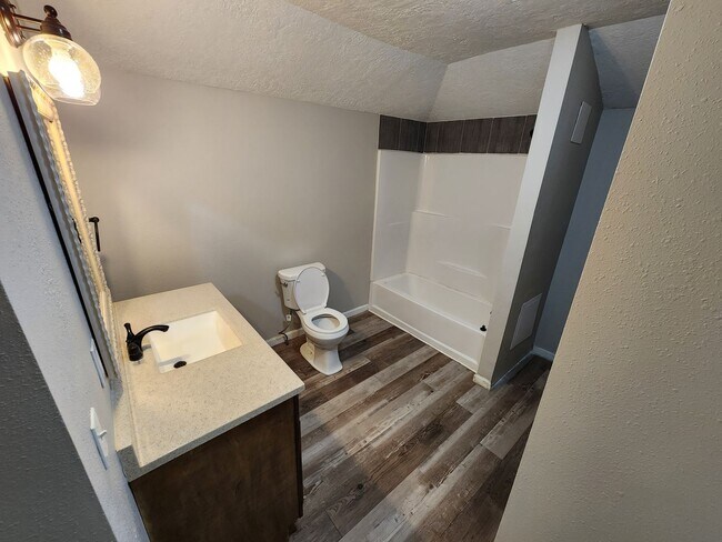 Building Photo - Spacious 3-Bedroom, 2-Bathroom Home AVAILABLE NOW!!