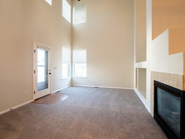 Building Photo - 5162 Cinquefoil Ln