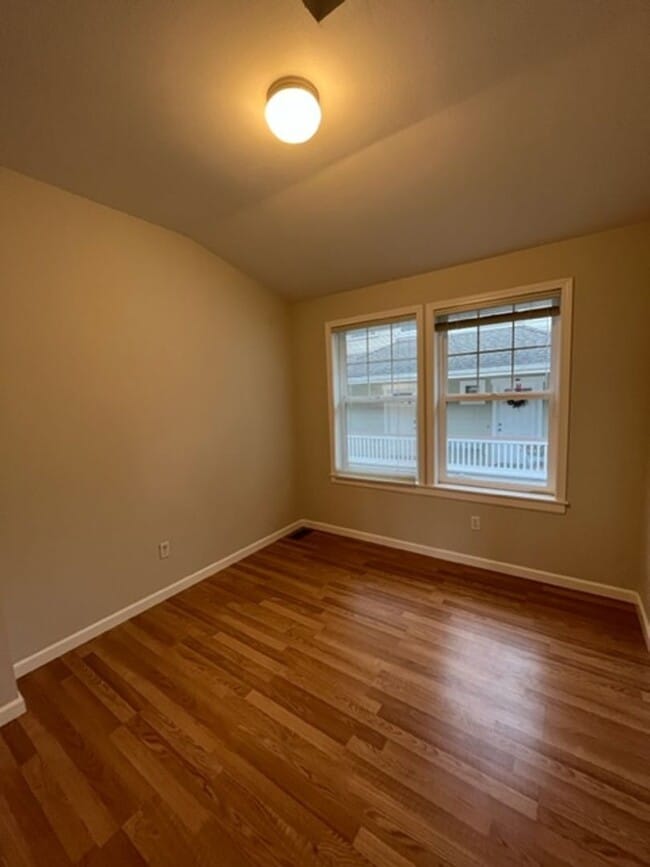 Building Photo - Beautiful 3 Bedroom Townhome with Garage i...