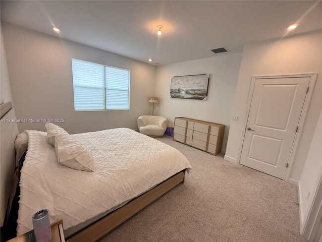 Building Photo - 10503 SW Orana Dr