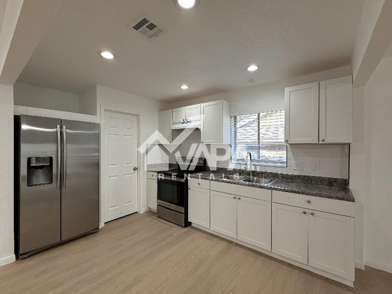 Building Photo - 8007 Lake Forest Dr