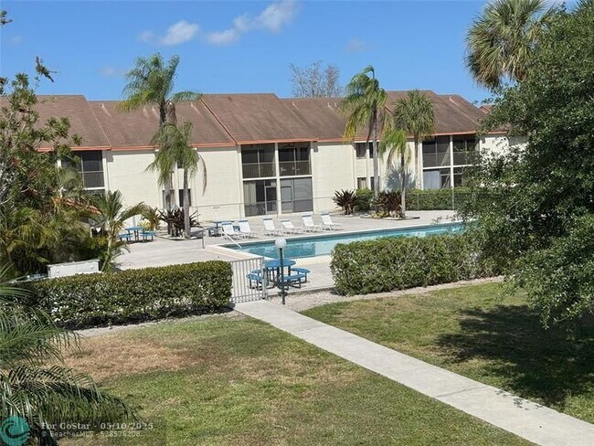Building Photo - 5514 Courtyard Dr