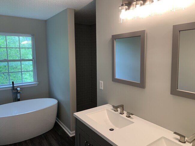 Building Photo - 1085 Garibaldi St SW