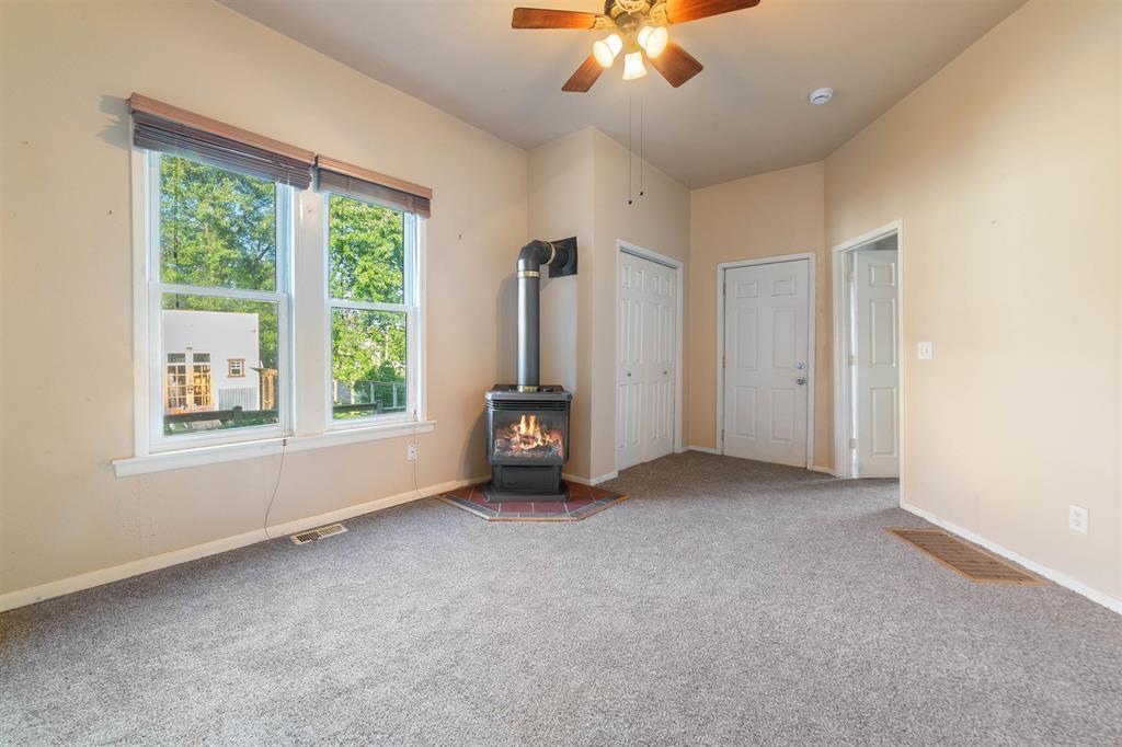 Building Photo - 325 E 8th St