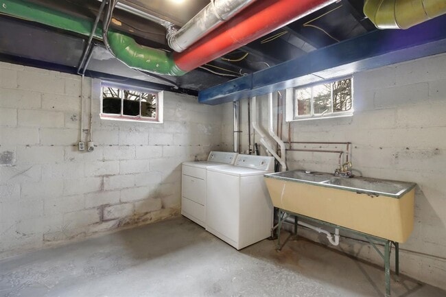 Building Photo - 5 bed, 3 bath updated home on Campus -  AVAILABLE AUGUST 2026