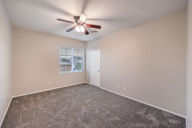 Building Photo - Gorgeous 6Bed/5Bath/4Car, 2-Story Home located in the Mountains Edge