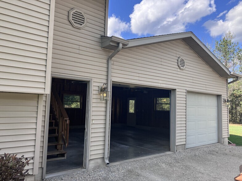 Side door and attached garage - N5223 Tamarack Ln