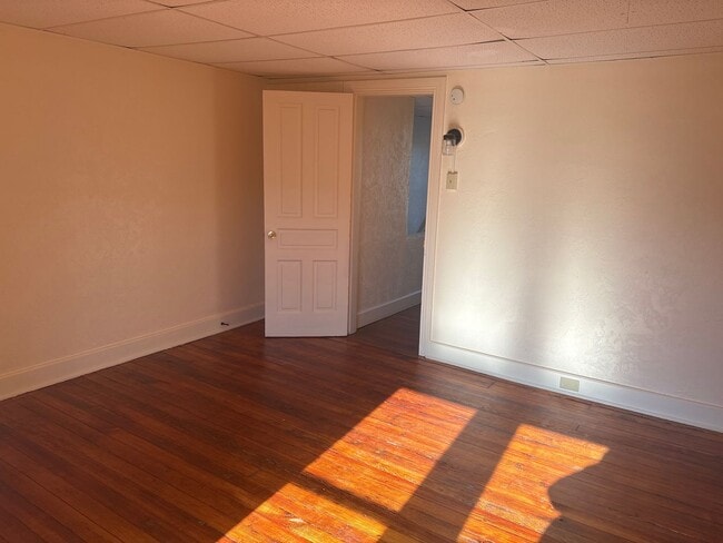 Building Photo - 3 Bedroom 1 Bath 2nd/3rd Floor Apartment-York City SD