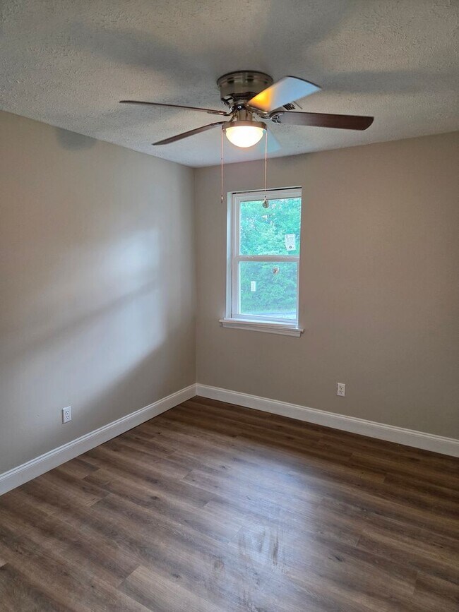 Building Photo - Fully Renovate Property Available for rent NOW!