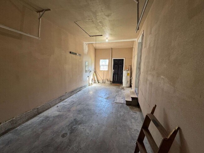 Building Photo - Beautifully Renovated 2 Bedroom House With...