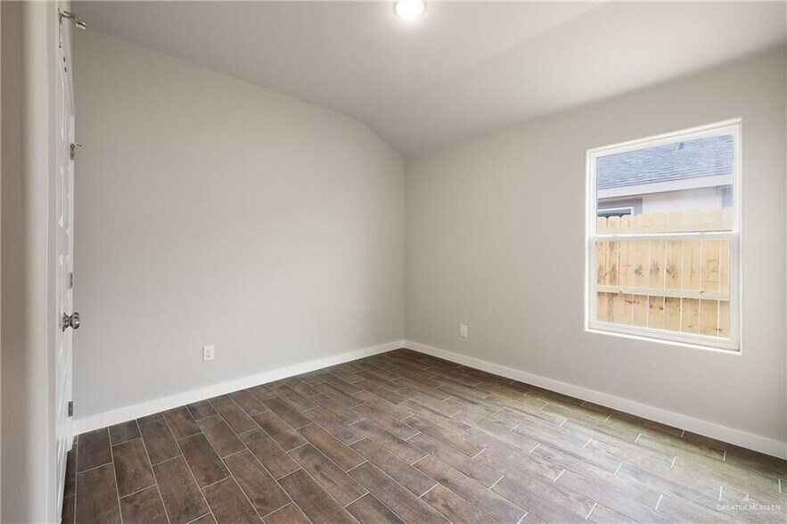 Building Photo - 5004 Oleander