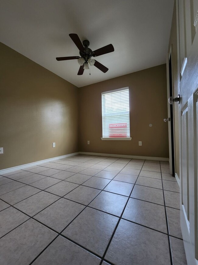 Building Photo - 3 bedroom 2 bath brick home