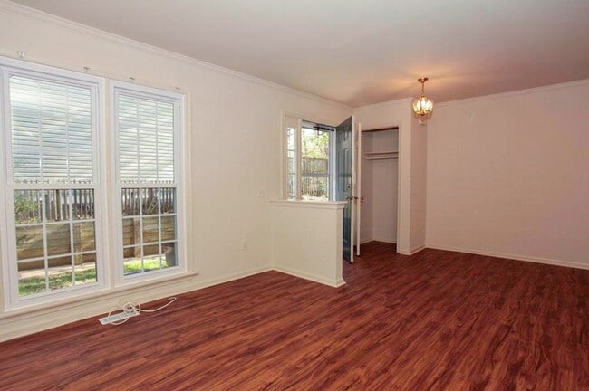 Building Photo - Fantastic 3br End-Unit Town Home in highly sought Silver Spring Neighborhood - Ready mid-June