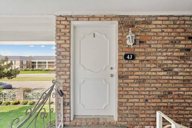 Building Photo - 2201 Fountain View Dr