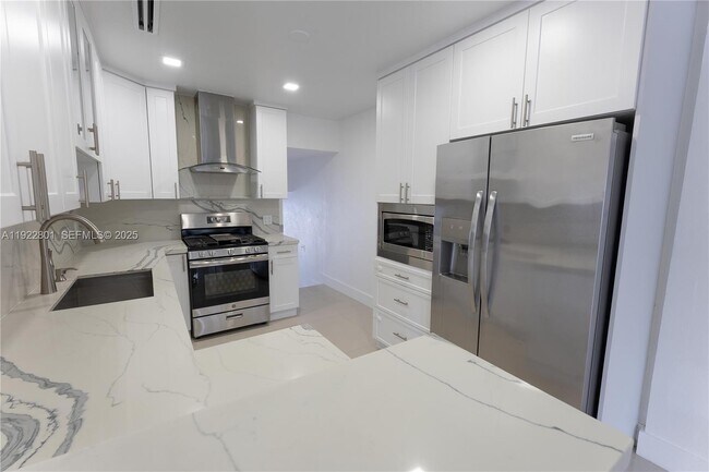 Building Photo - 230 E 56th St