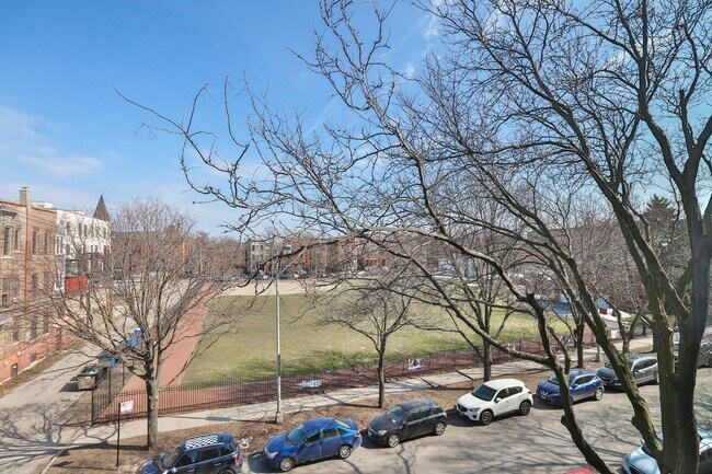 Building Photo - HUGE 5BED/2 bath in Wicker Park! Designer ...