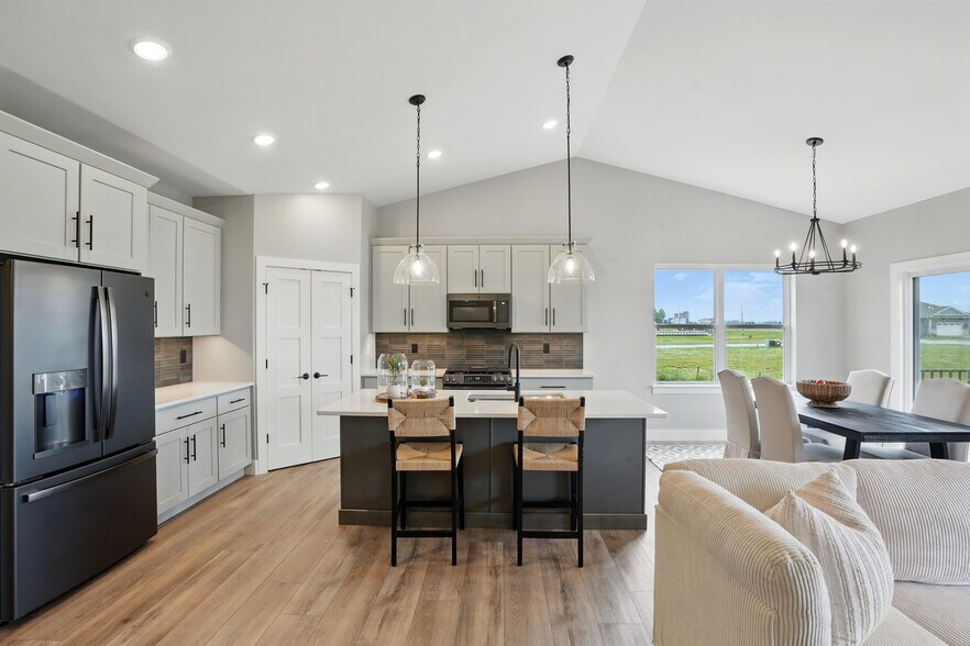 Building Photo - 933 Long Dr