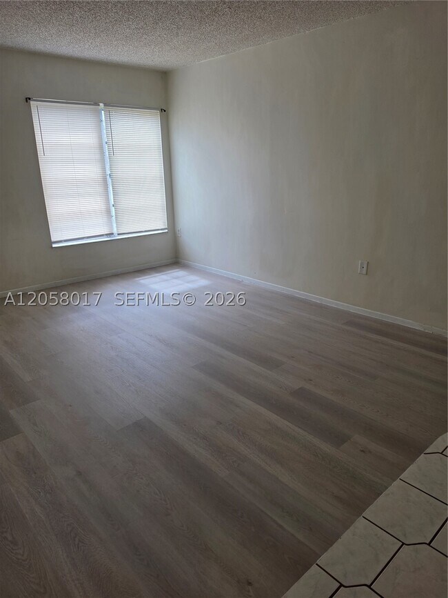 Building Photo - 4158 Inverrary Dr