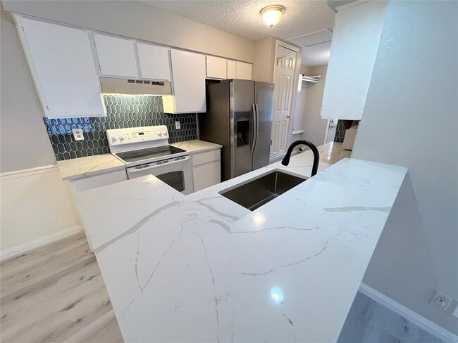 Building Photo - 9900 Hundred Oaks Cir