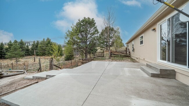 Building Photo - Spacious 4 Bedroom Near Woodman & Black Fo...