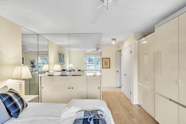 Building Photo - 9285 Vista del Lago