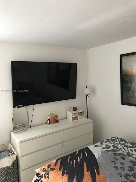 Building Photo - 10353 N Kendall Dr