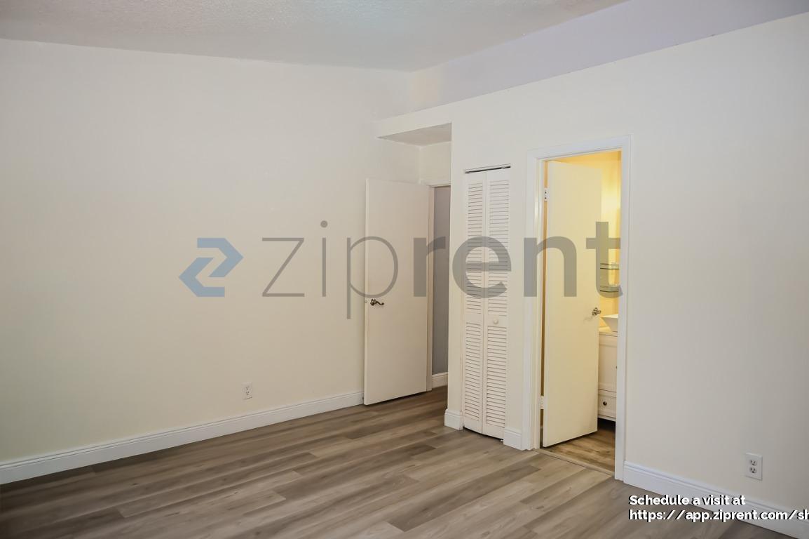 Building Photo - 9761 Riverside Dr