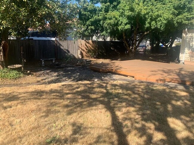 Building Photo - Colonial Style Home on Park-Like Grounds