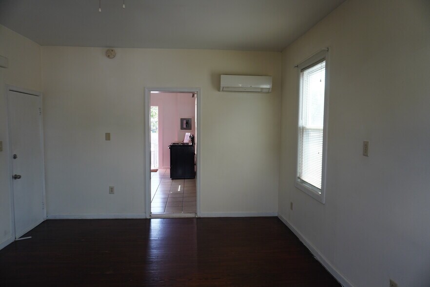 Building Photo - 3031 Hamilton Ave