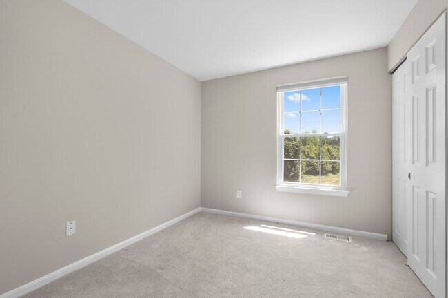 Building Photo - 3 Bed 2.5 Bath - Gaithersburg Townhome - Completely Renovated
