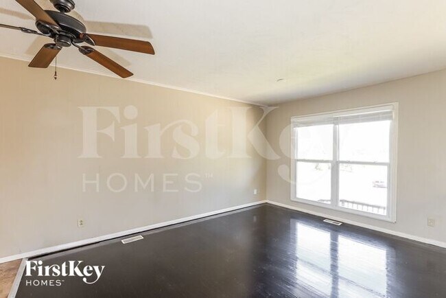 Building Photo - 521 Fairlane St