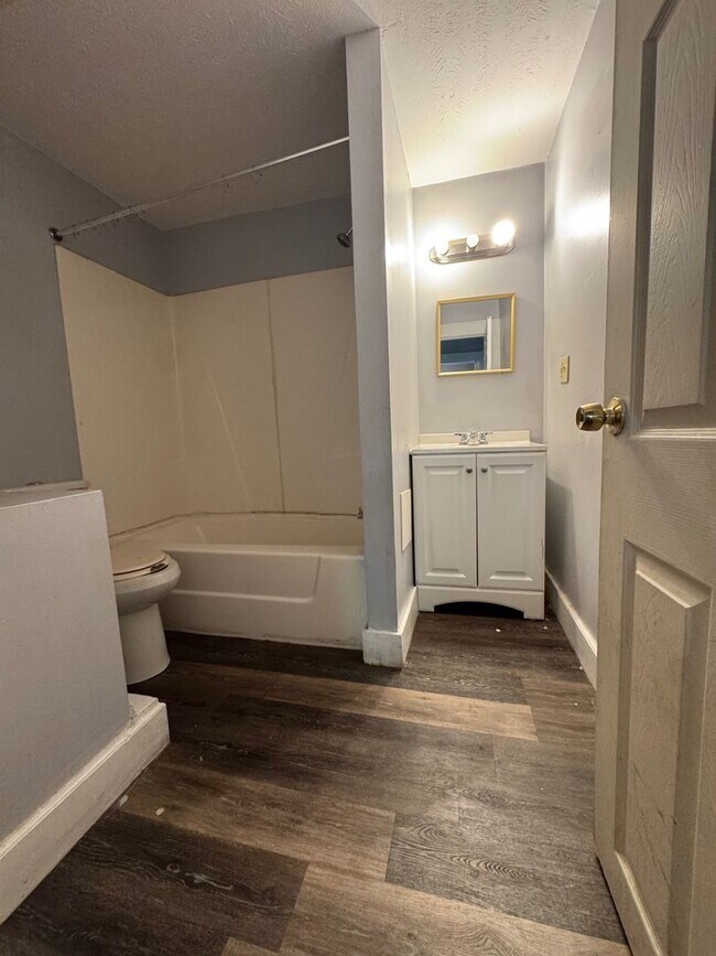 Building Photo - Charming 3-Bedroom Single Family Home Now ...