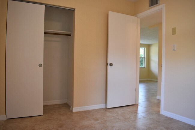 Building Photo - Reduced price! Great Neighborhood!