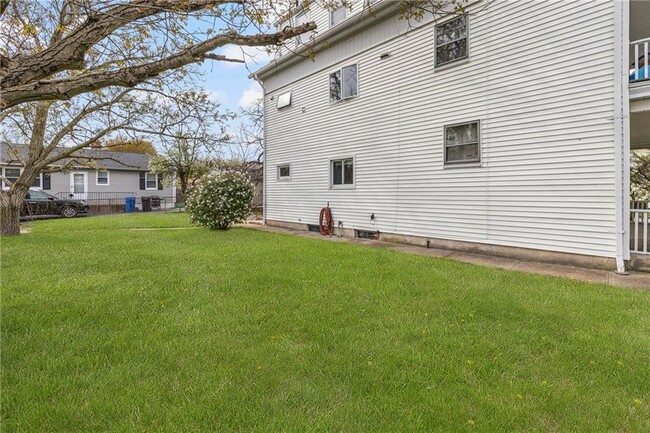 Building Photo - 1561 Cranston St